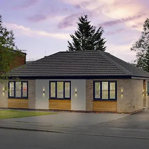  Villa Brand New 4 Bed Deluxe Modern - Sleeps 9 - Private Parking & Garden